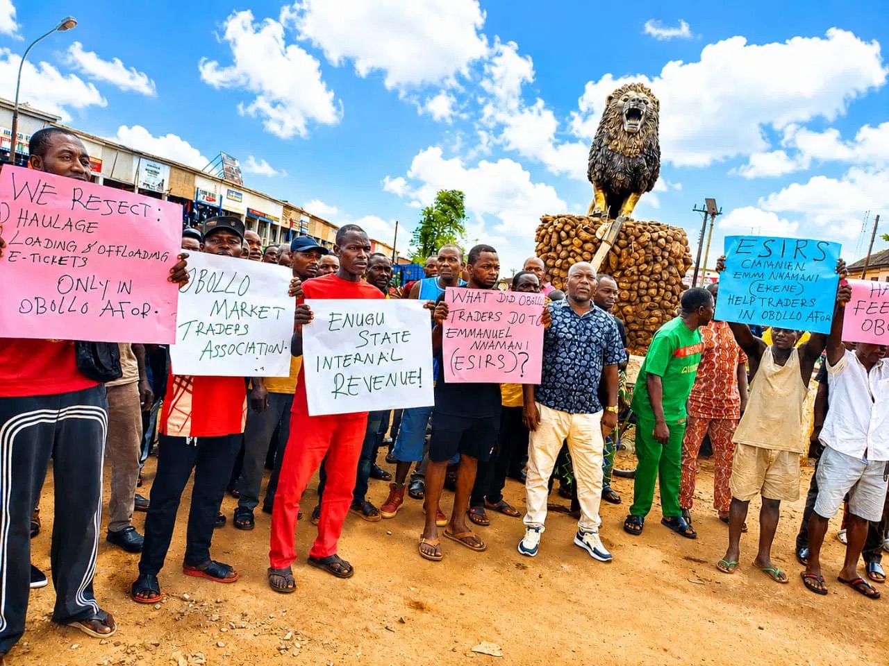 OB OLLO-AFOR TRADERS SHUT MARKET IN PROTEST OVER ALLEGED ₦25,000 HAULAGE LEVY IN ENUGU STATE