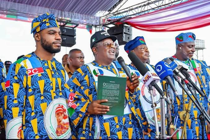 OUTRAGE IN ENUGU: Outcry as Convoy Security Aides Allegedly Shoot At Truck Driver at Ugwu Onyeama Accident Spot, Sparking Fears of Executive Tyranny