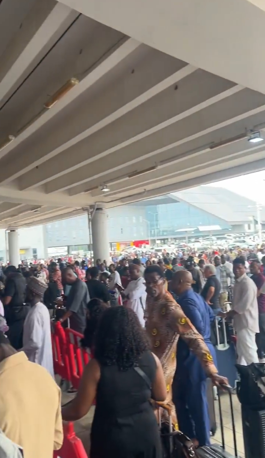 LABOUR UNIONS BLOCK AIR PEACE TERMINALS, STRANDING HUNDREDS AT LAGOS AND ABUJA AIRPORTS