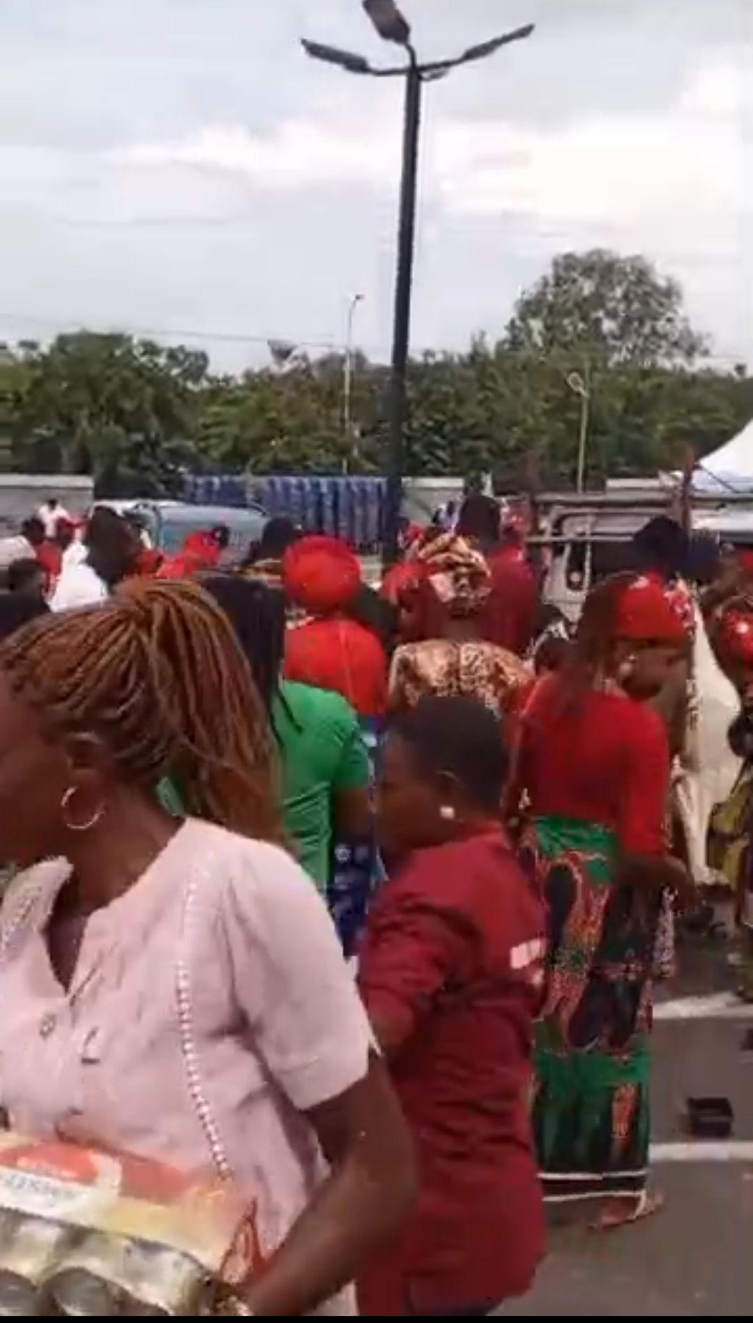 Viral Video Shows Alleged Looting of Drinks During APC Rally in Enugu Sparks Reactions