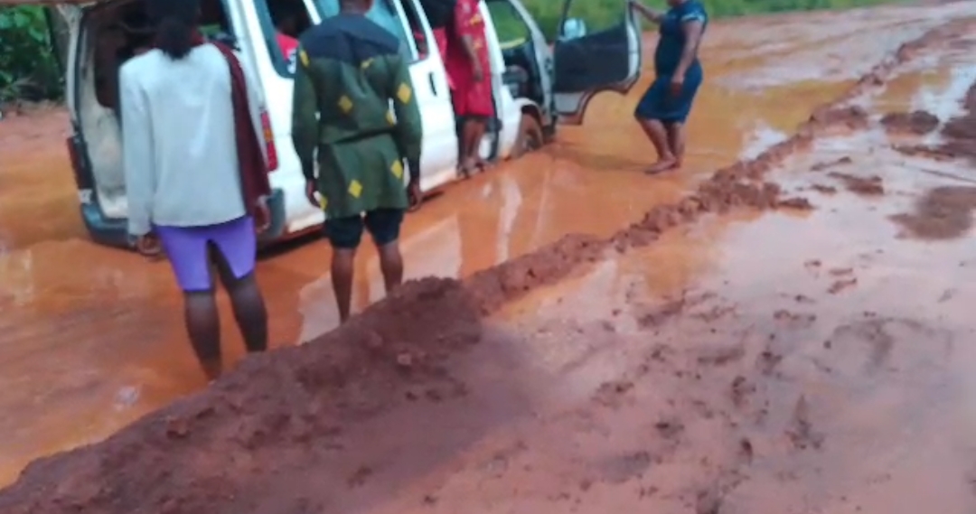 Teachers Trapped In Mud On Eha-Amufu Road Heading For Verification